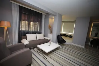 Grand Nora Hotel