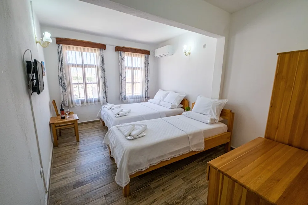 Standart Üç Kişilik Oda, Kale ve Liman Manzaralı