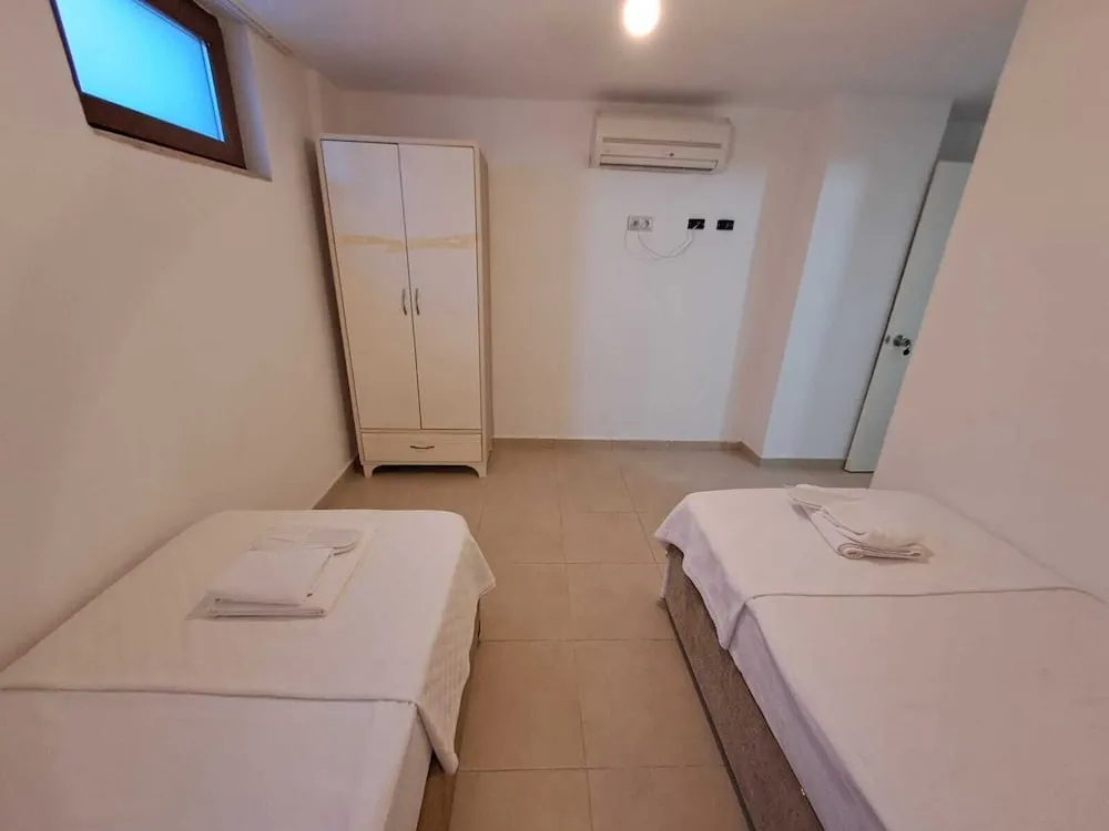 Economy Tek Büyük veya İki Ayrı Yataklı Bodrum Kat Oda