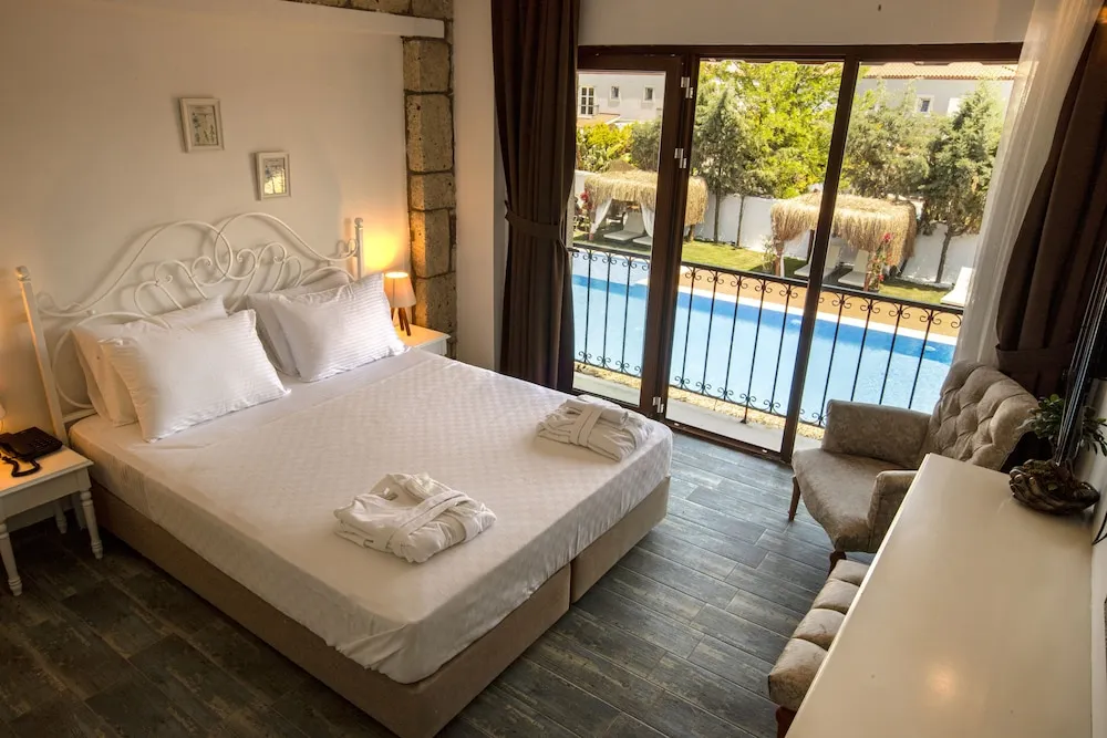 Deluxe Tek Büyük Yataklı Oda, 1 En Büyük (King) Boy Yatak, Balkon, Havuz Manzaralı