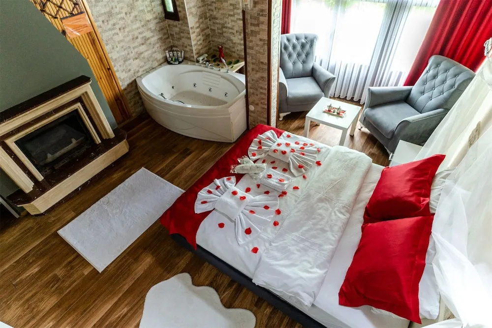 DELUXE JAKUZILI SOMINELI ODA