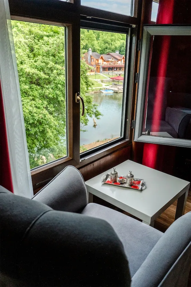 DELUXE JAKUZILI SOMINELI ODA