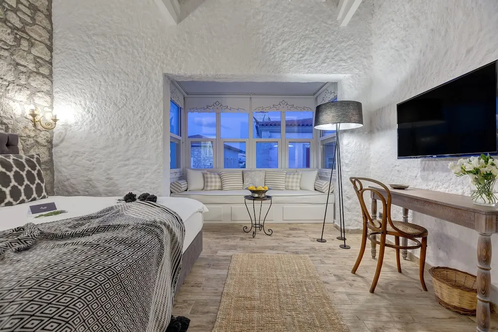 Double Room with Bay Window