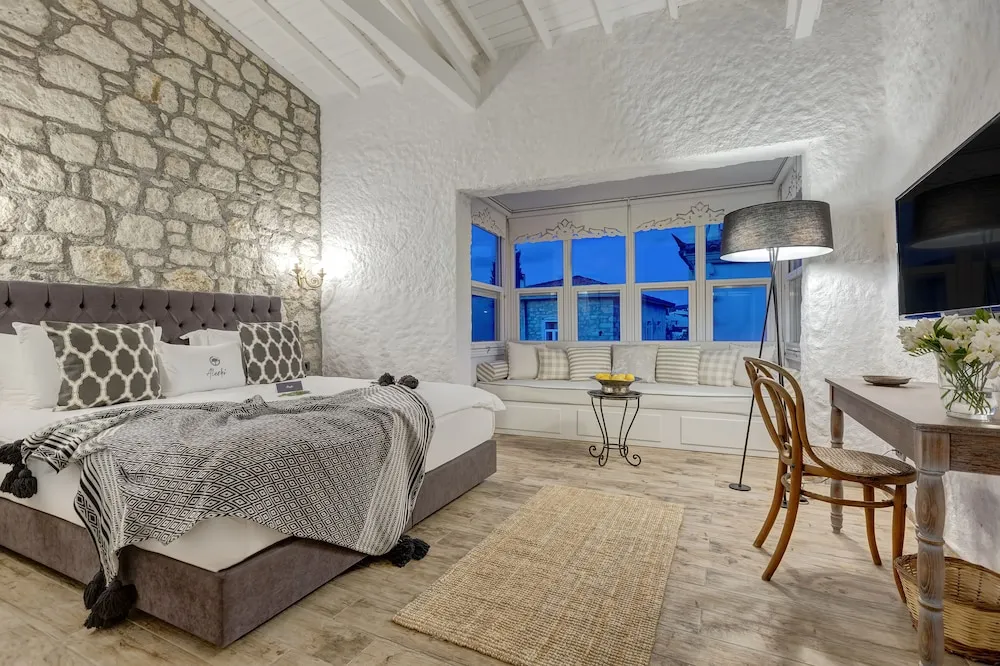 Double Room with Bay Window