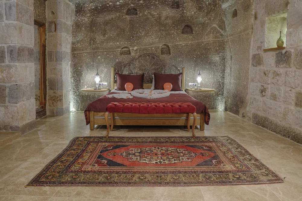 Honeymoon Cave Suite Room