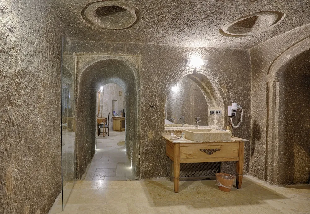 Honeymoon Cave Suite Room
