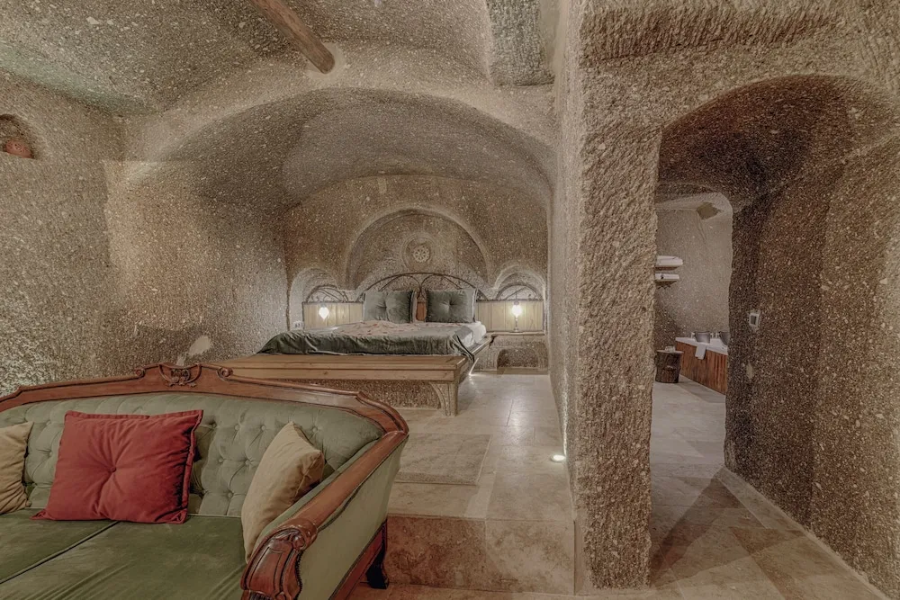Honeymoon Cave Suite Room