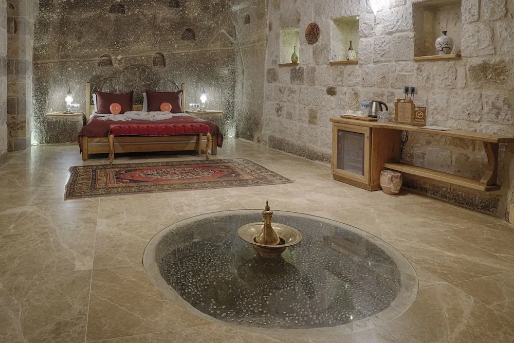 Honeymoon Cave Suite Room