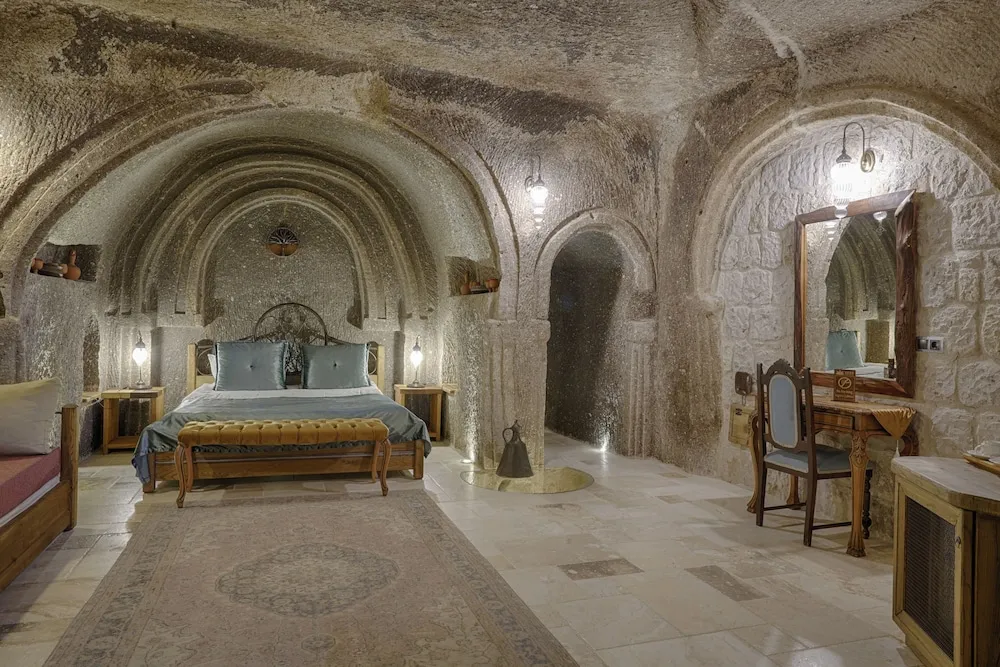 Honeymoon Cave Suite Room