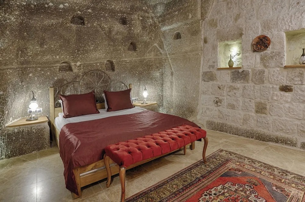 Honeymoon Cave Suite Room