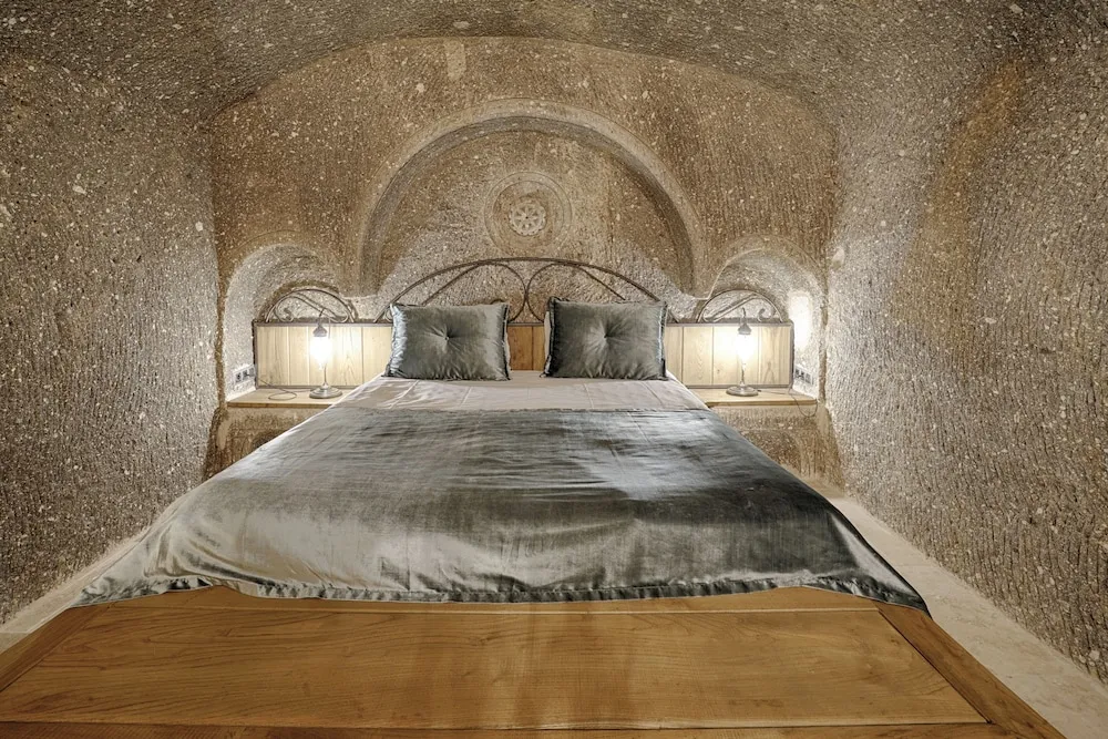 Honeymoon Cave Suite Room