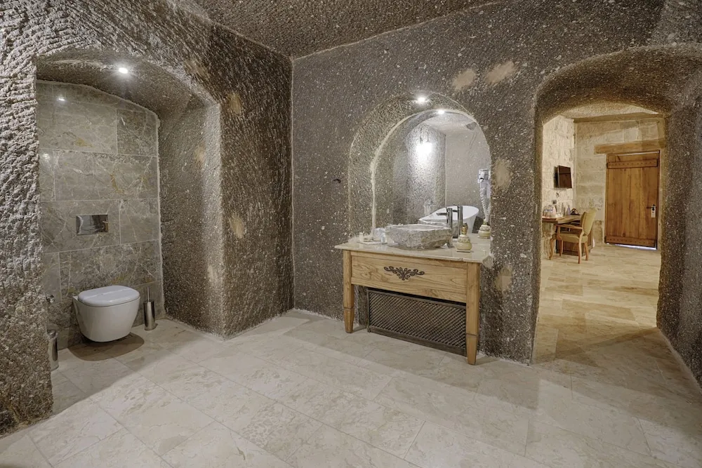 Honeymoon Cave Suite Room