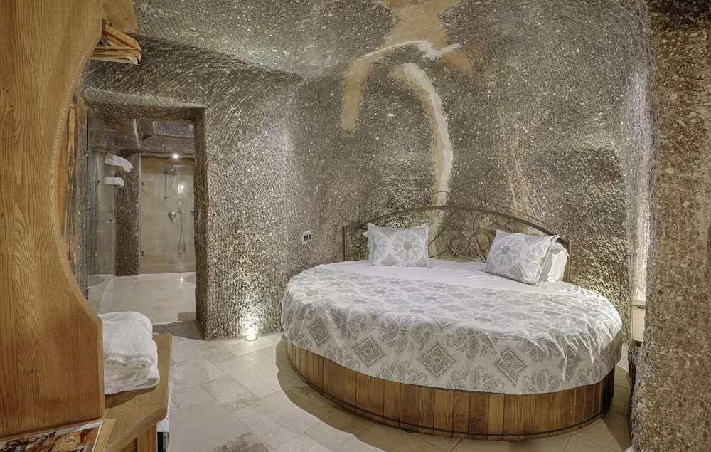 Honeymoon Cave Suite Room