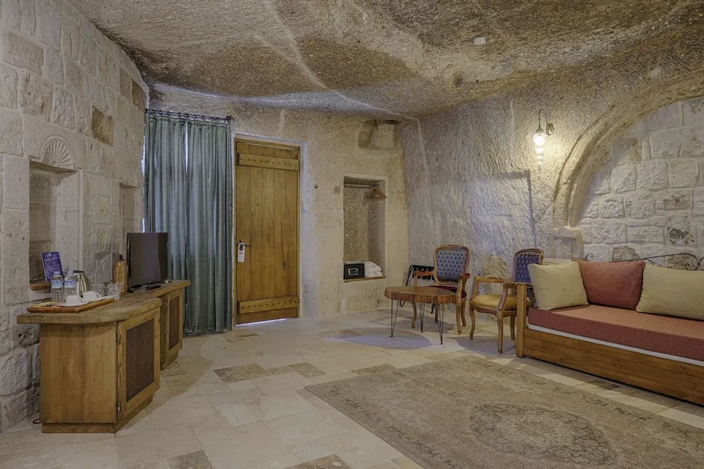 Honeymoon Cave Suite Room