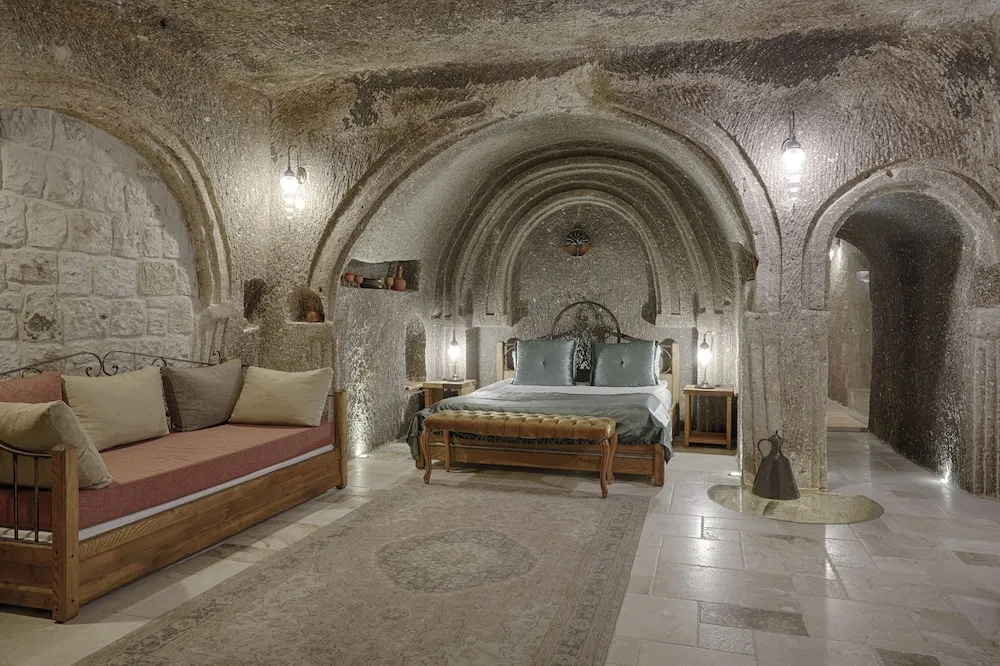 Honeymoon Cave Suite Room