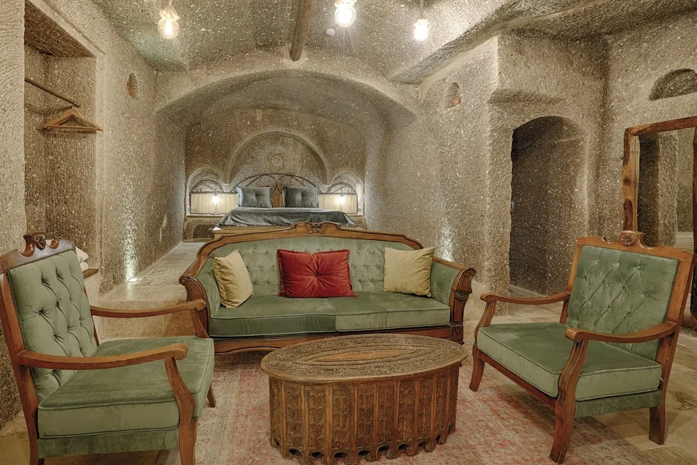 Honeymoon Cave Suite Room
