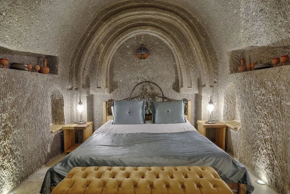 Honeymoon Cave Suite Room