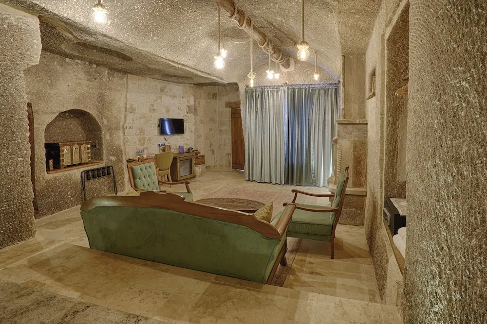 Honeymoon Cave Suite Room
