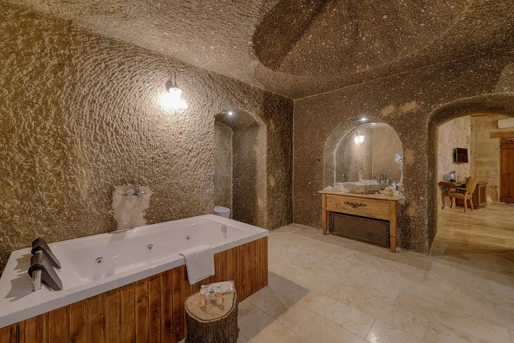 Honeymoon Cave Suite Room