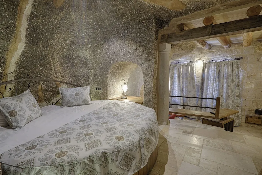 Honeymoon Cave Suite Room