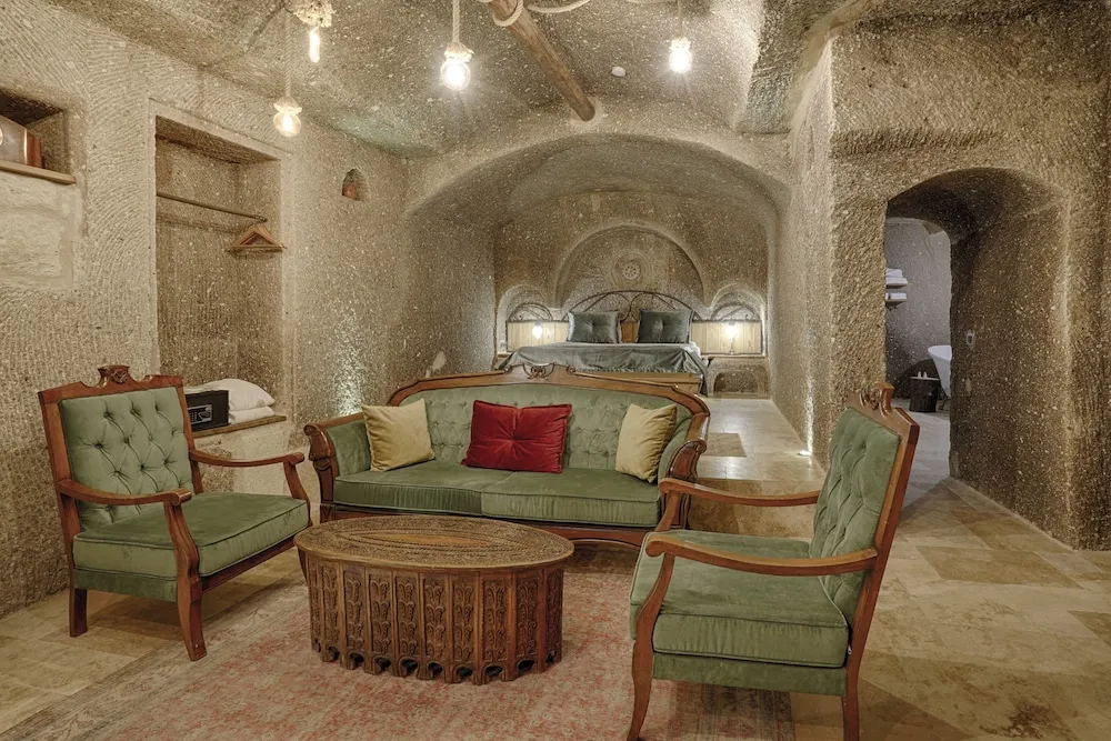 Honeymoon Cave Suite Room