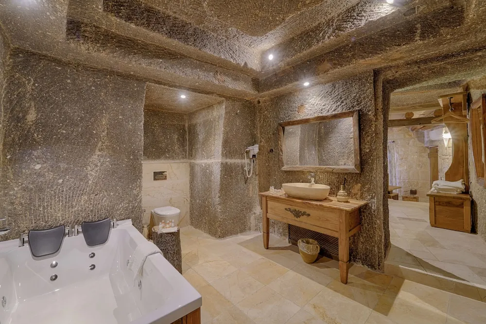 Honeymoon Cave Suite Room