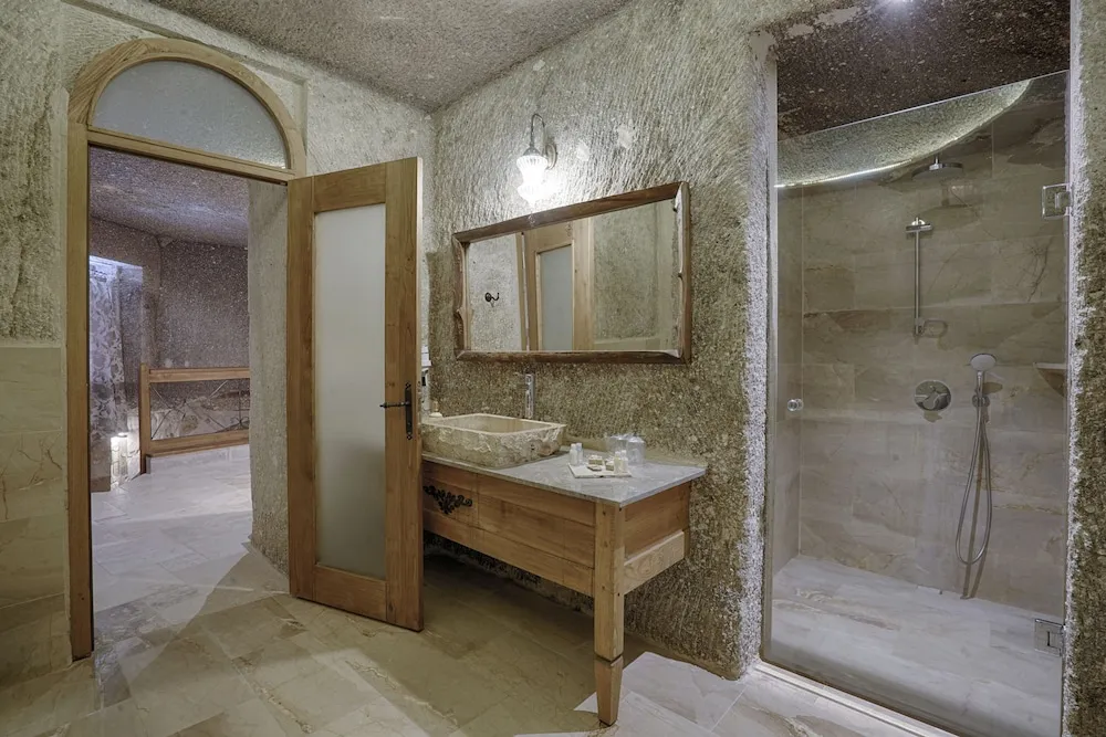 King Cave Suite Room