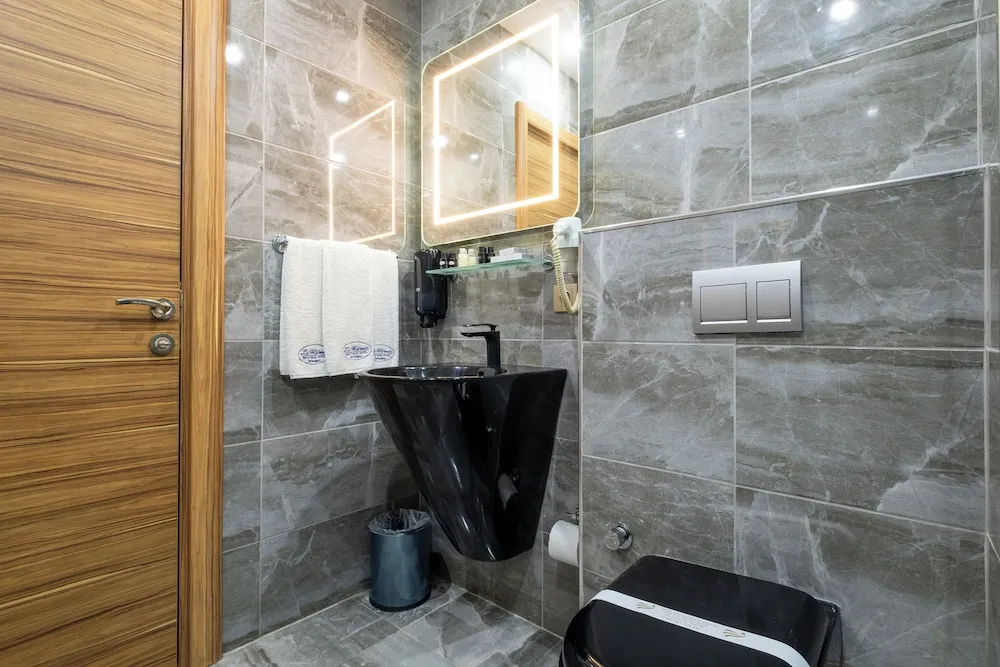 Üç Kişilik Oda, Sigara İçilmez, Köşe