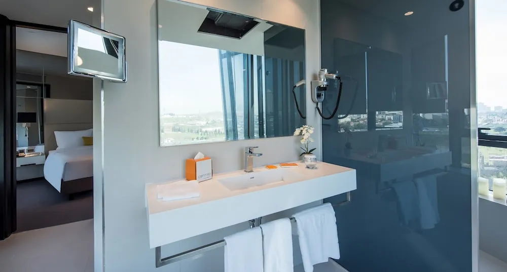 Centro Corner Suite