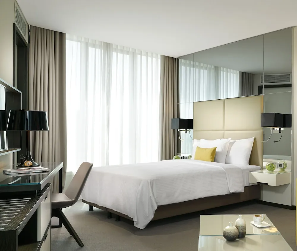 Centro Corner Suite