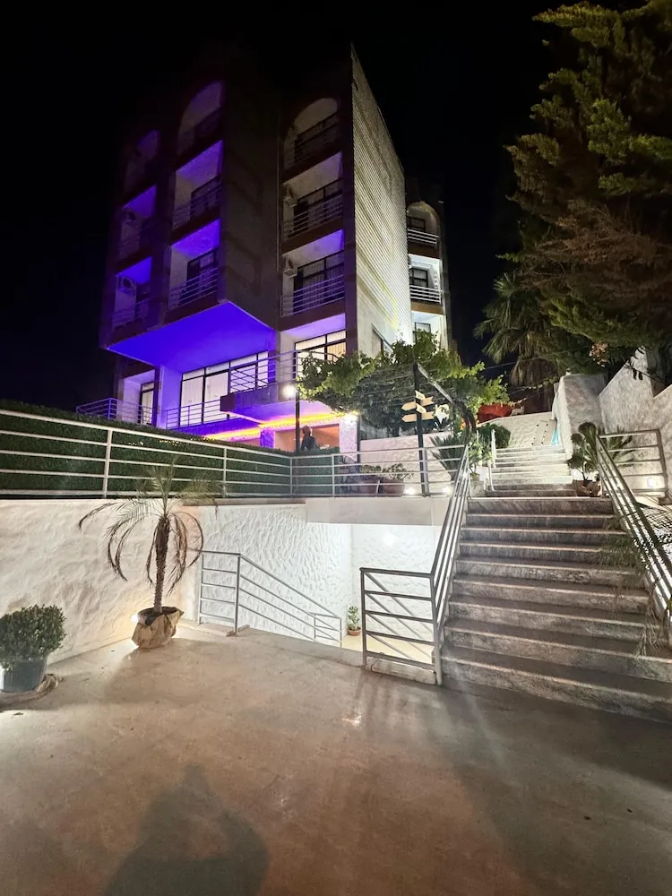 Konaklama yerinin ön cephesi