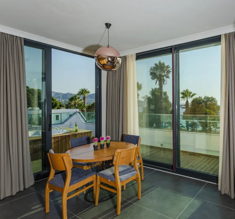 EXECUTIVE DELUXE SUITE
