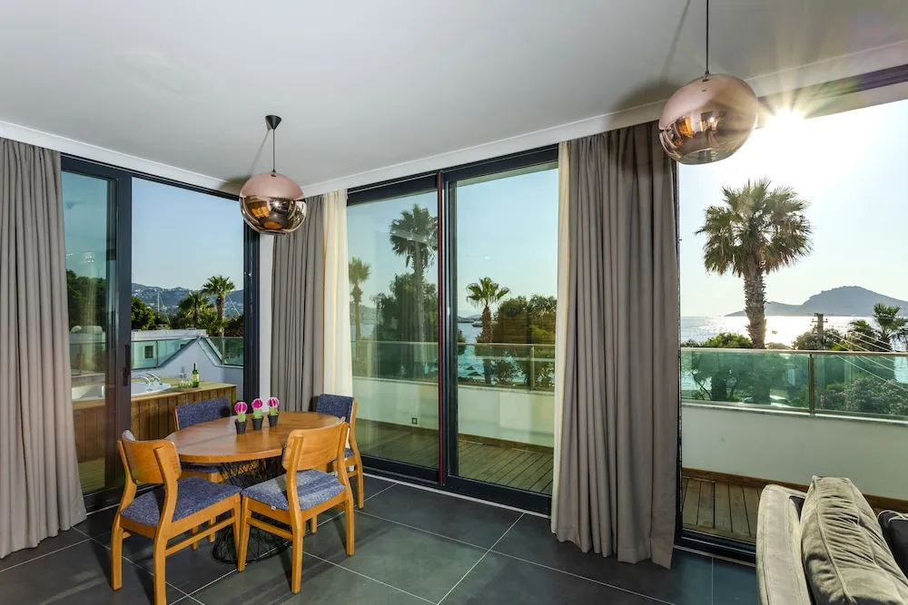 EXECUTIVE DELUXE SUITE