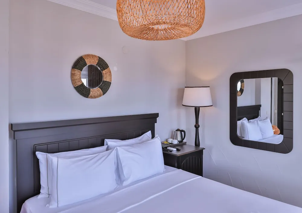 Deluxe Oda, 1 Büyük (Queen) Boy Yatak, Balkon, Kısmi Deniz Manzaralı