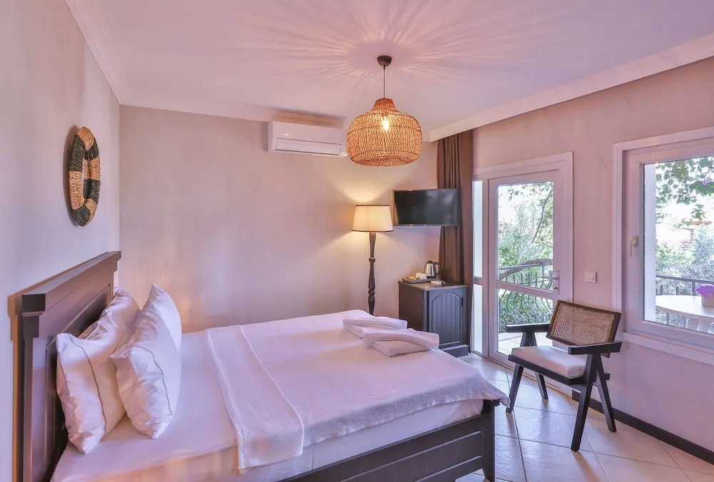 Deluxe Oda, 1 Büyük (Queen) Boy Yatak, Balkon, Kısmi Deniz Manzaralı