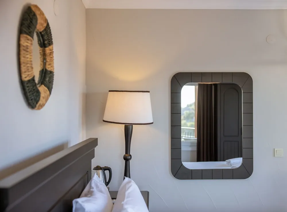 Deluxe Oda, 1 Büyük (Queen) Boy Yatak, Balkon, Kısmi Deniz Manzaralı