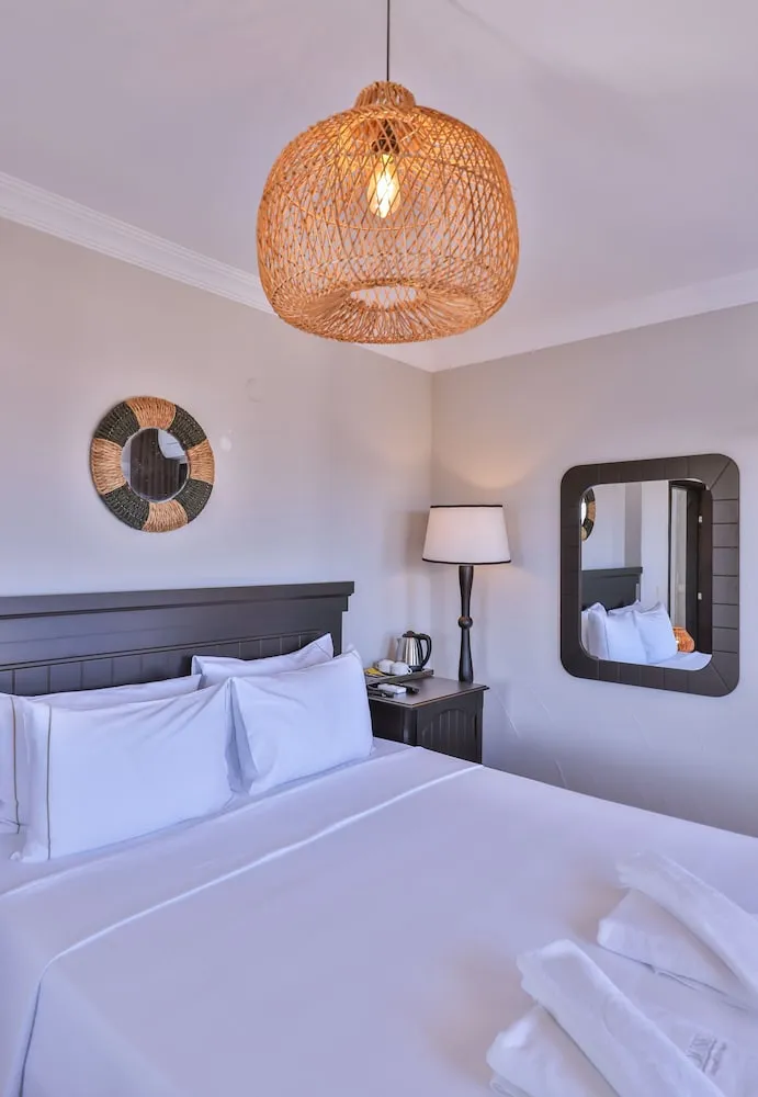 Deluxe Oda, 1 Büyük (Queen) Boy Yatak, Balkon, Kısmi Deniz Manzaralı