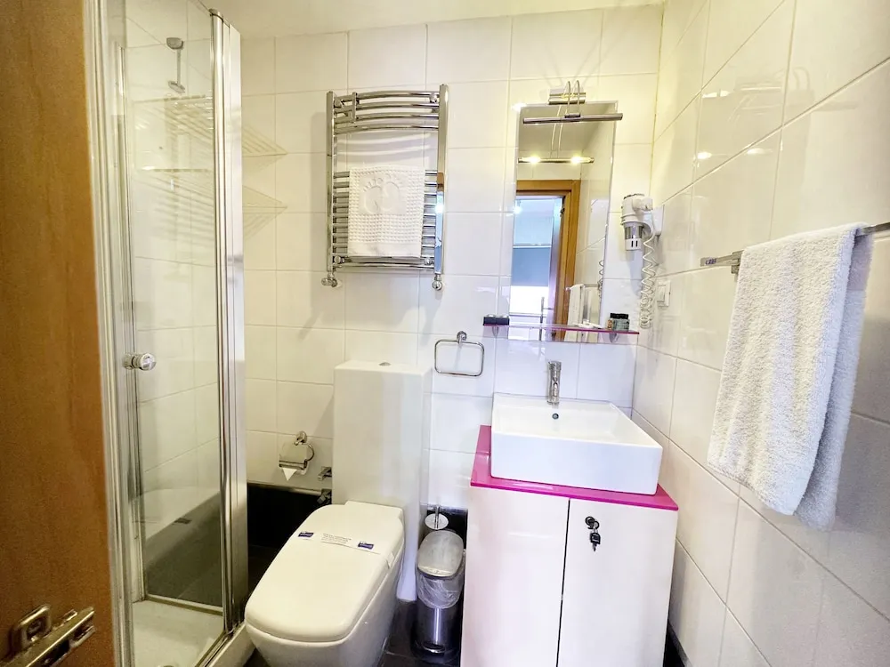 Standard Tek Büyük Yataklı Oda