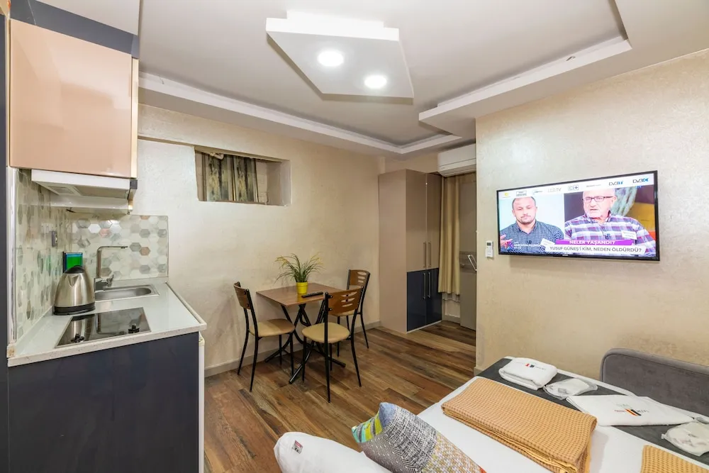 Deluxe Semibasement Suite