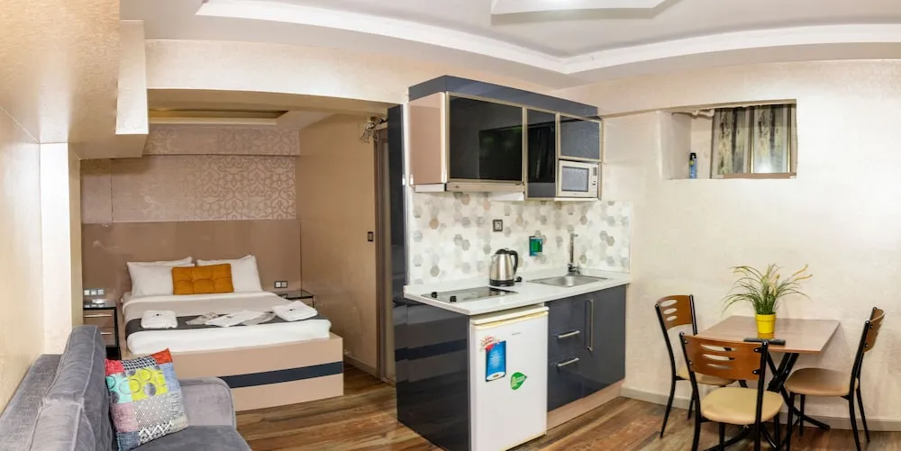 Deluxe Semibasement Suite