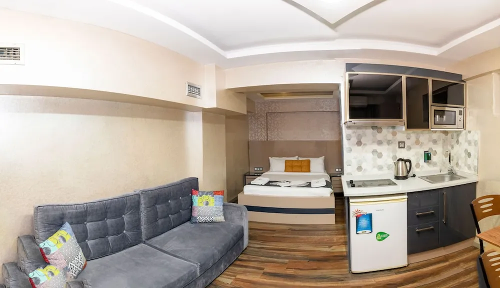 Deluxe Semibasement Suite