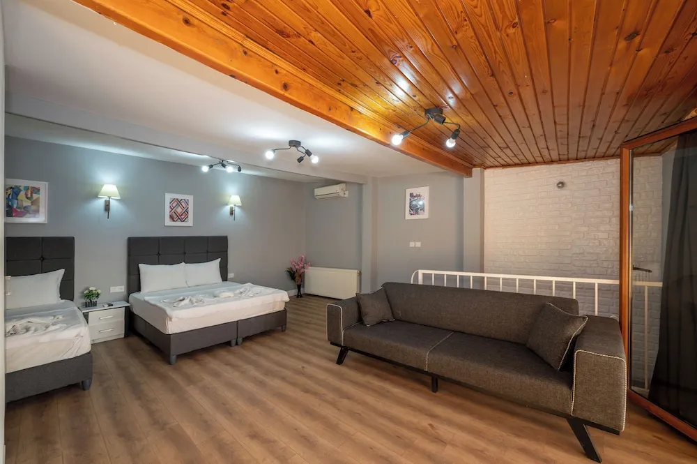 L) Suite with City View