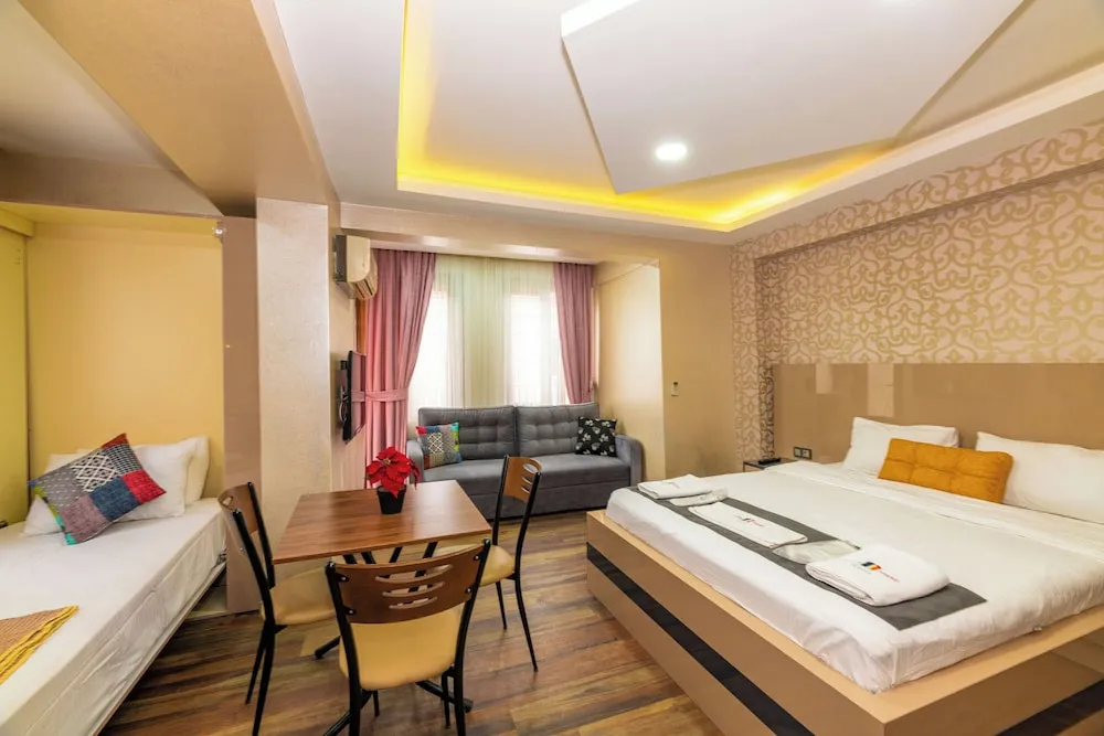 G) Deluxe Aile Suite