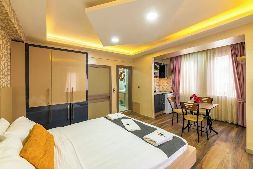 G) Deluxe Aile Suite