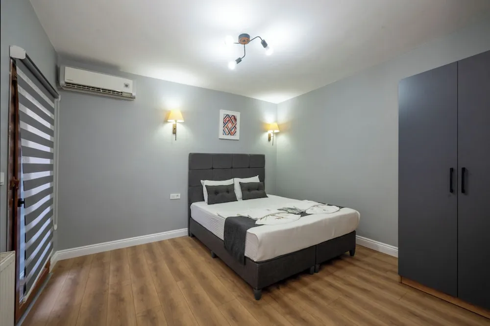 T) Two Bedroom Apartment with Balcony