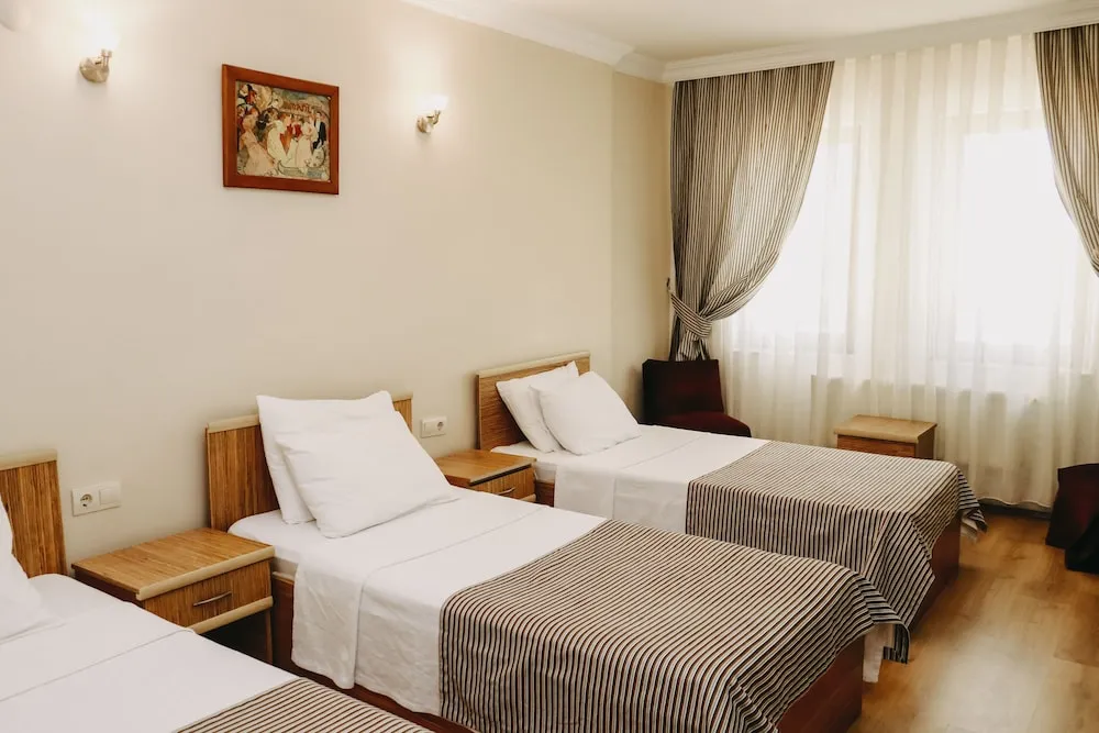 Basic Üç Kişilik Oda, Deniz Manzaralı