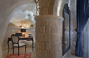 Seraphim Cave Suites & Spa