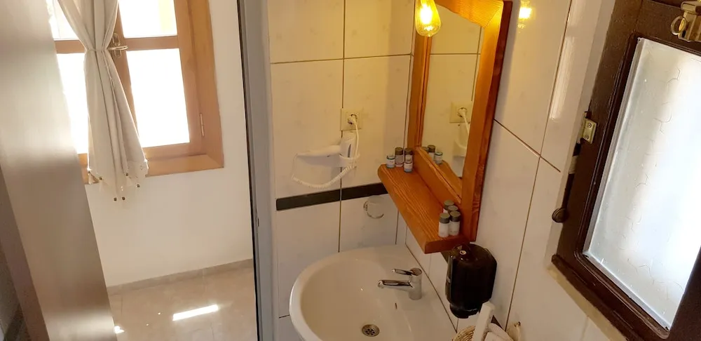 Deluxe Bahçe ve Havuz Manzaralı