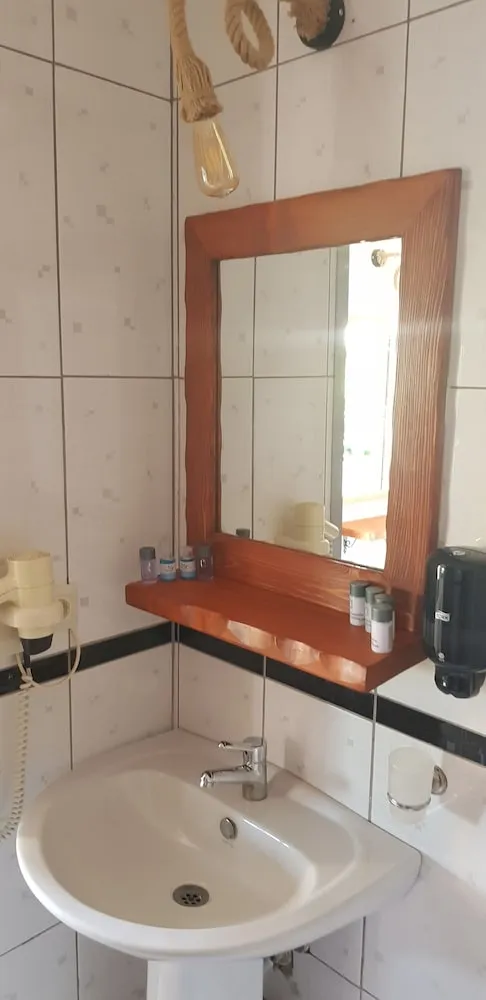 Deluxe Bahçe ve Havuz Manzaralı