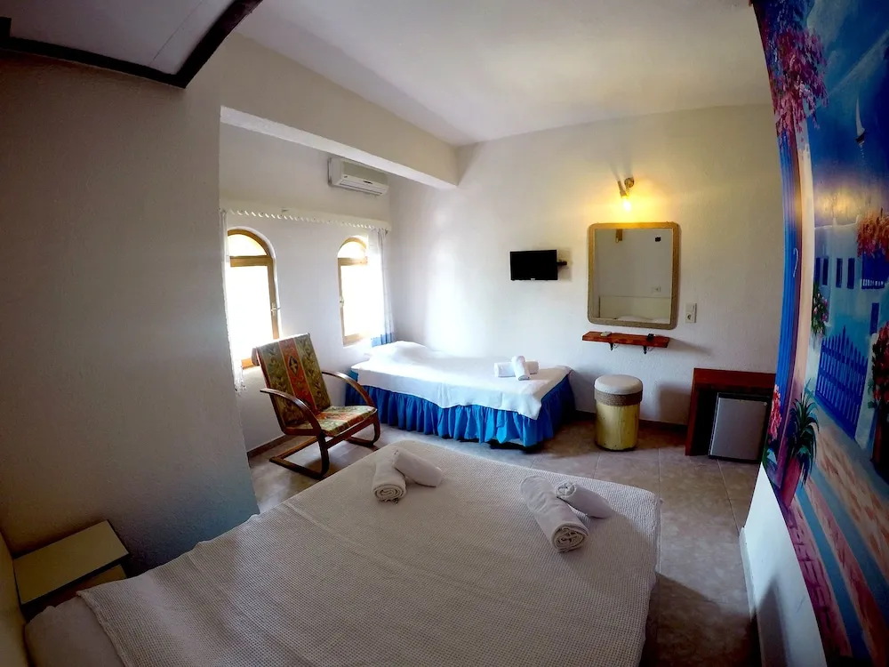 Deluxe Bahçe ve Havuz Manzaralı